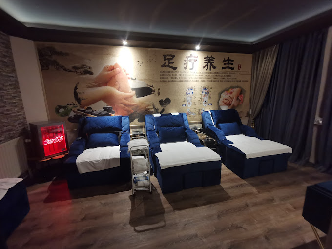 Fußbad-Raum mit drei Liegesesseln und chinesischer Wandschrift